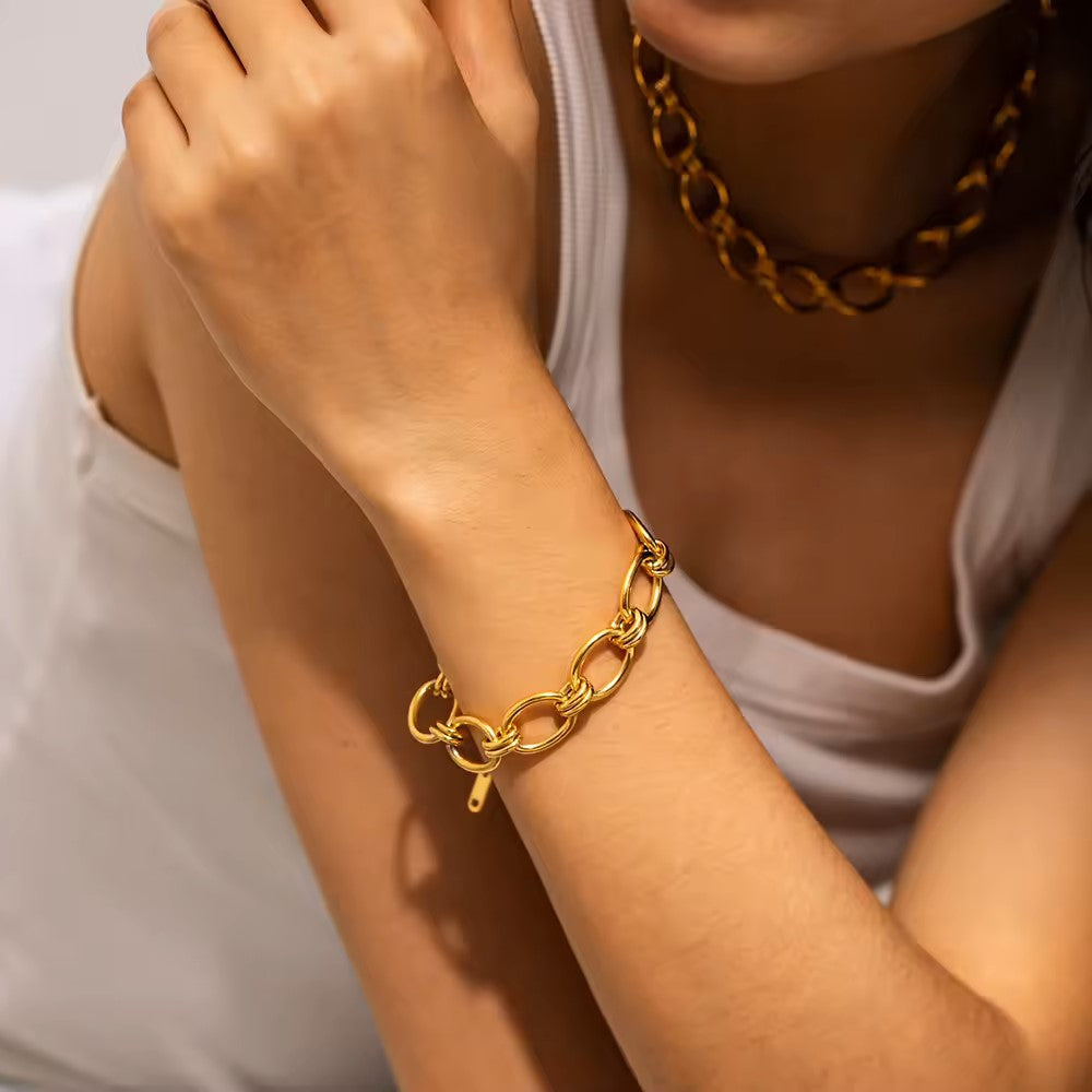 Betty - Loop Gold Bracelet