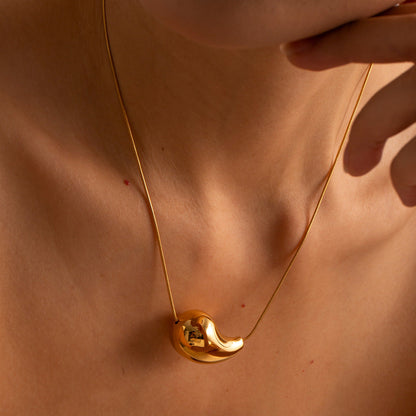 Malia - Sleek Bean Necklace