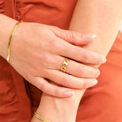 Priscilla - Loop Ring