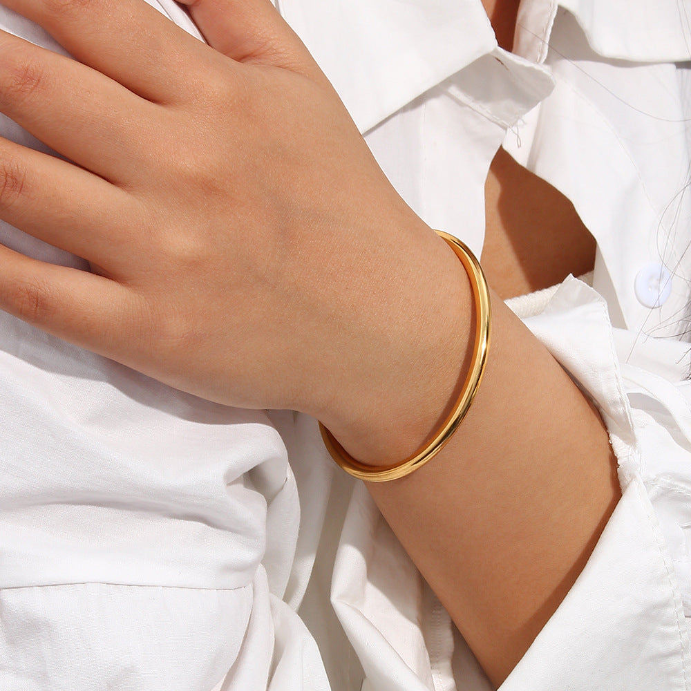 Alicia - Gold Bangle