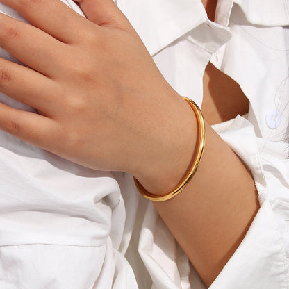 Alicia - Gold Bangle