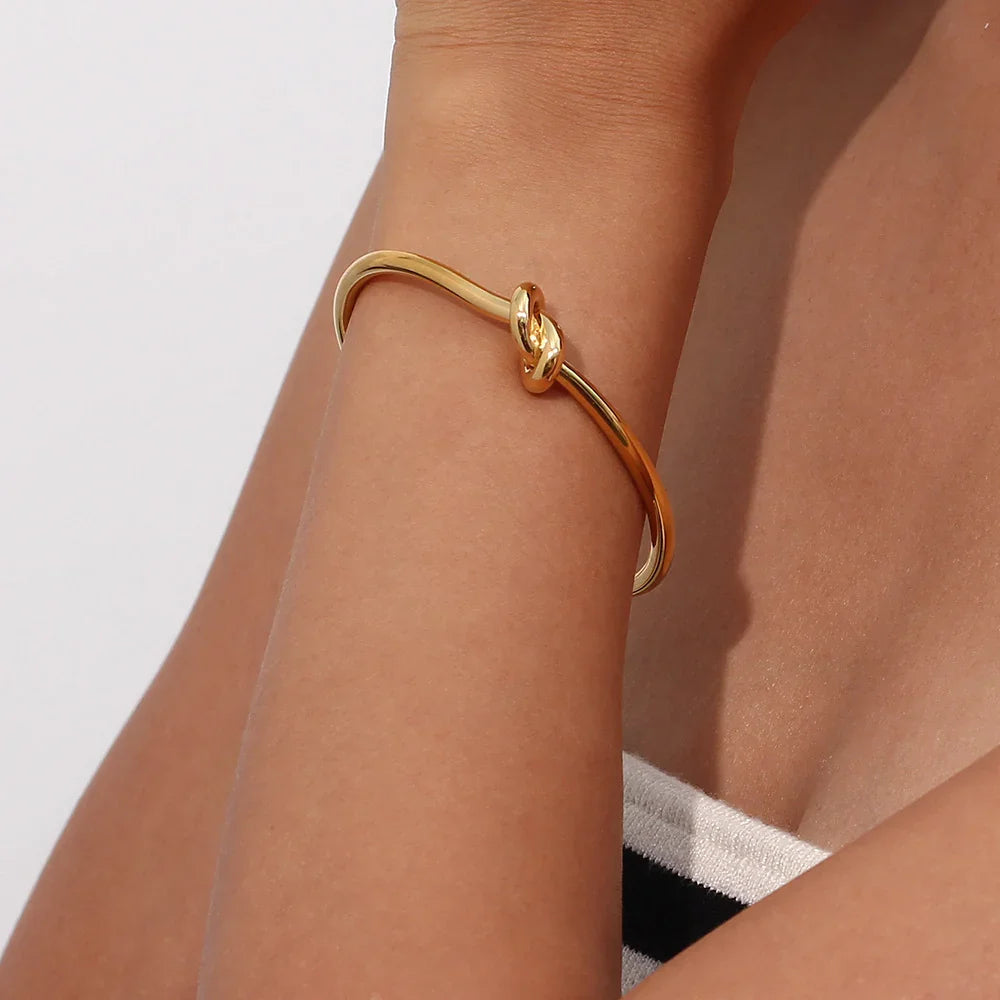 Leah - Knot Gold Bangle