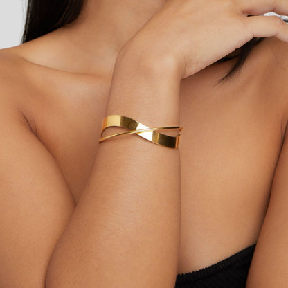 Sloan - Gold Curve Bangle